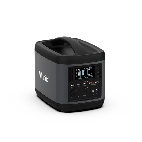 Vinnic POLLUX PS600W-518Wh 便攜式電源站,擁有518.4Wh容量,多種輸出選項,包括600W交流插座和USB-C端口,適合露營、旅行及家庭應急使用。輕巧設計,安全耐用,支持太陽能充電,隨時隨地提供穩定電力。