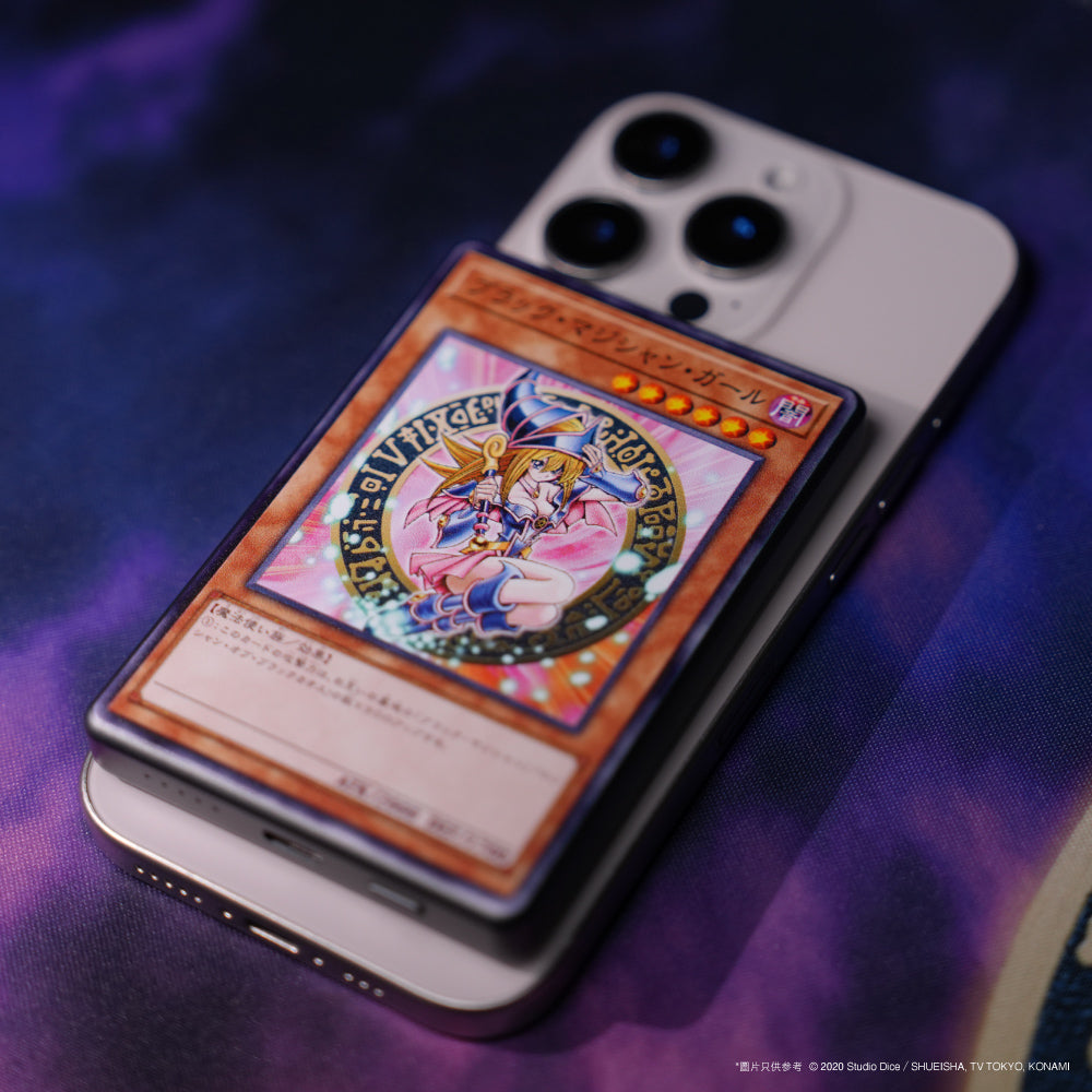 遊戲王黑魔導女孩紀念充電套裝,展示磁吸無線充電器、流沙壓克力立牌、限定LP值金卡