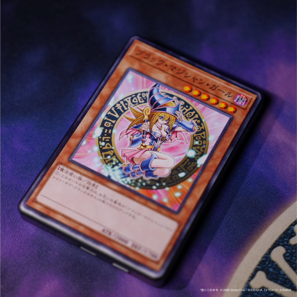 遊戲王黑魔導女孩紀念充電套裝,展示磁吸無線充電器、流沙壓克力立牌、限定LP值金卡
