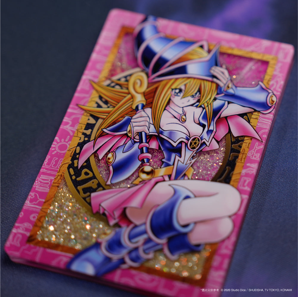 遊戲王黑魔導女孩紀念充電套裝,展示磁吸無線充電器、流沙壓克力立牌、限定LP值金卡