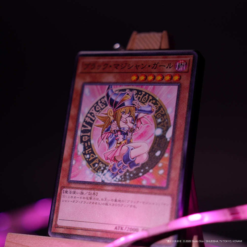 遊戲王黑魔導女孩紀念充電套裝,展示磁吸無線充電器、流沙壓克力立牌、限定LP值金卡