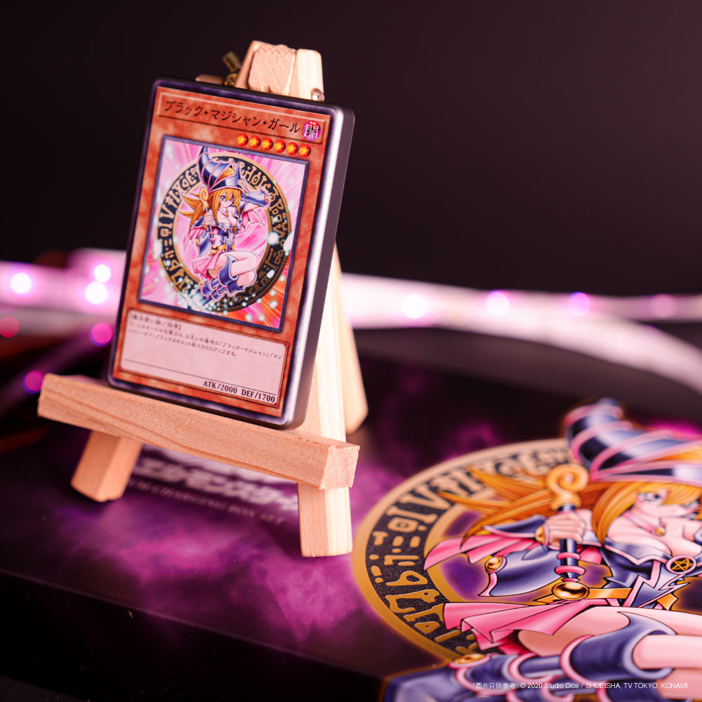 遊戲王黑魔導女孩紀念充電套裝,展示磁吸無線充電器、流沙壓克力立牌、限定LP值金卡