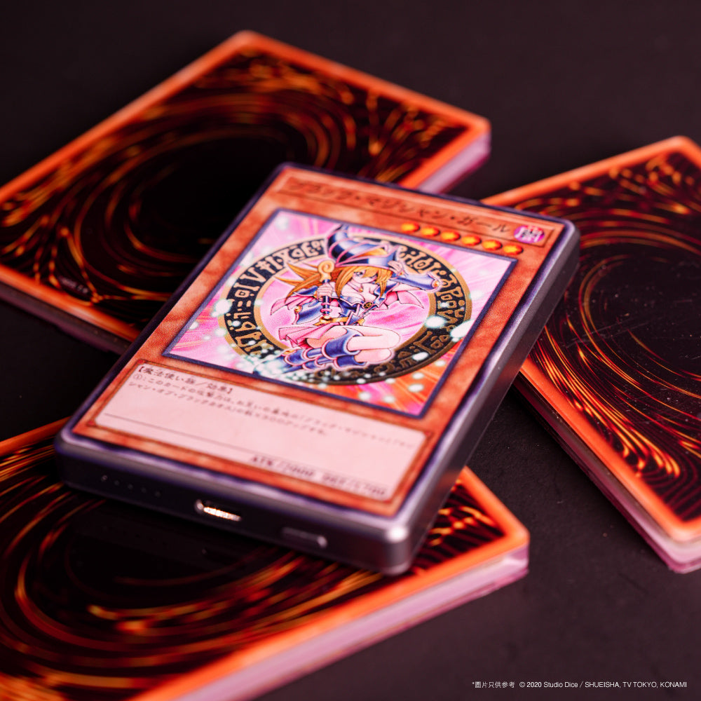 遊戲王黑魔導女孩紀念充電套裝,展示磁吸無線充電器、流沙壓克力立牌、限定LP值金卡