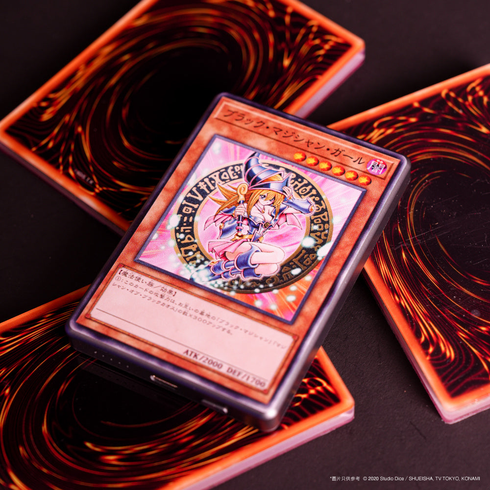 遊戲王黑魔導女孩紀念充電套裝,展示磁吸無線充電器、流沙壓克力立牌、限定LP值金卡
