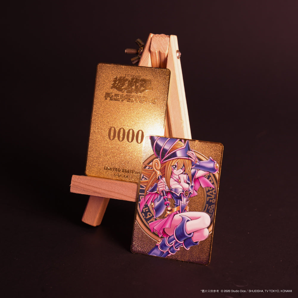 遊戲王黑魔導女孩紀念充電套裝,展示磁吸無線充電器、流沙壓克力立牌、限定LP值金卡