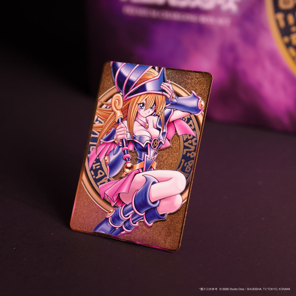 遊戲王黑魔導女孩紀念充電套裝,展示磁吸無線充電器、流沙壓克力立牌、限定LP值金卡