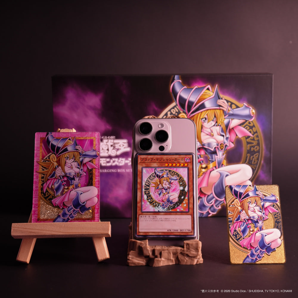 遊戲王黑魔導女孩紀念充電套裝,展示磁吸無線充電器、流沙壓克力立牌、限定LP值金卡