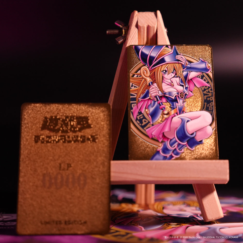 遊戲王黑魔導女孩紀念充電套裝,展示磁吸無線充電器、流沙壓克力立牌、限定LP值金卡