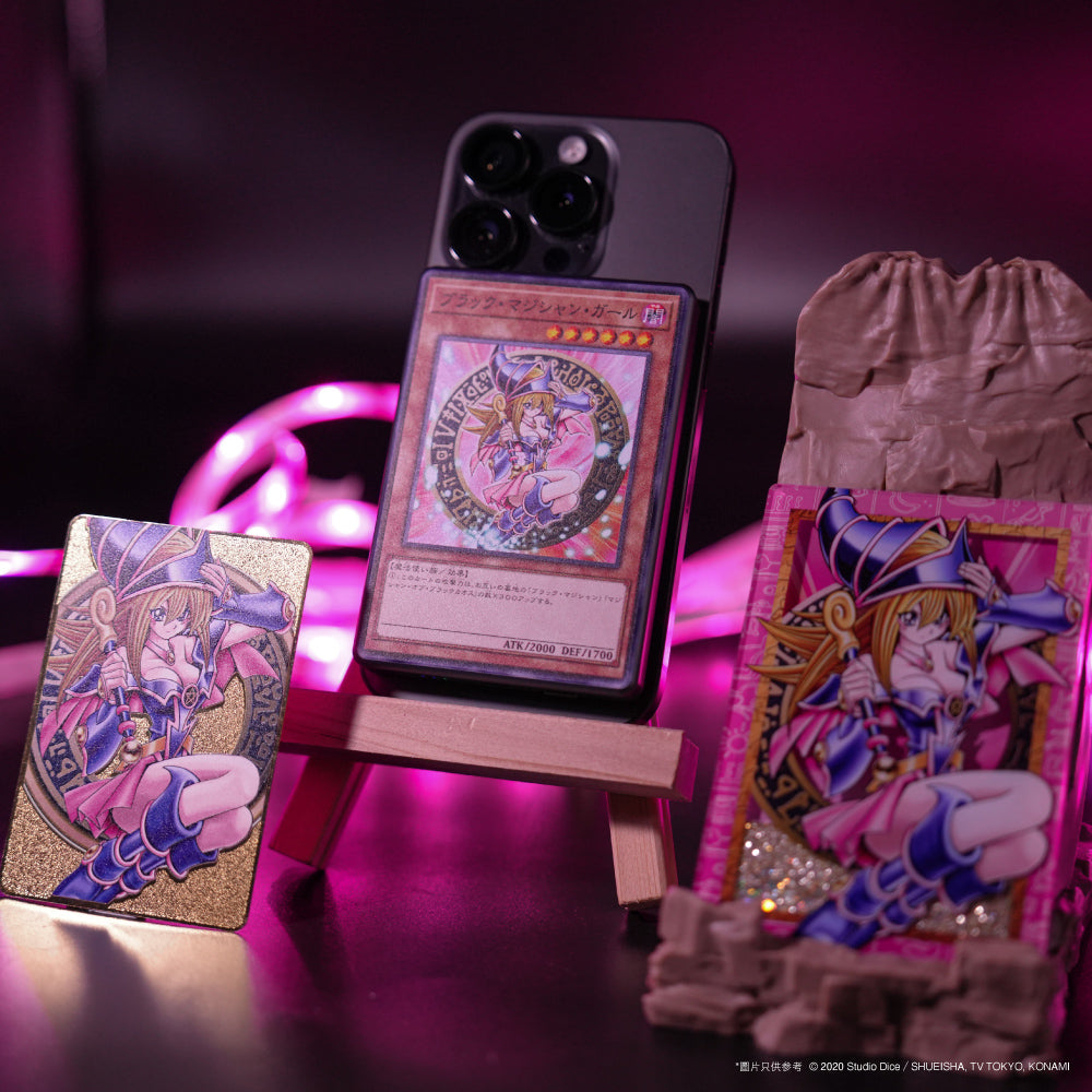 遊戲王黑魔導女孩紀念充電套裝,展示磁吸無線充電器、流沙壓克力立牌、限定LP值金卡
