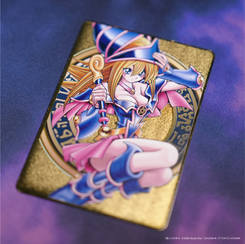 遊戲王黑魔導女孩紀念充電套裝，展示磁吸無線充電器、流沙壓克力立牌、限定LP值金卡