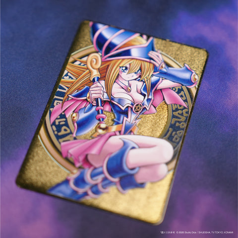遊戲王黑魔導女孩紀念充電套裝，展示磁吸無線充電器、流沙壓克力立牌、限定LP值金卡
