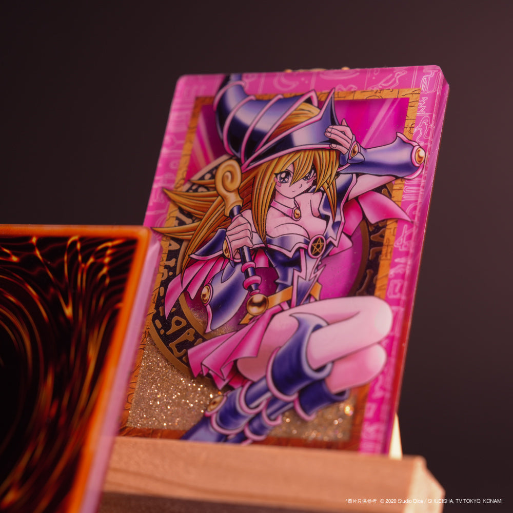 遊戲王黑魔導女孩紀念充電套裝，展示磁吸無線充電器、流沙壓克力立牌、限定LP值金卡