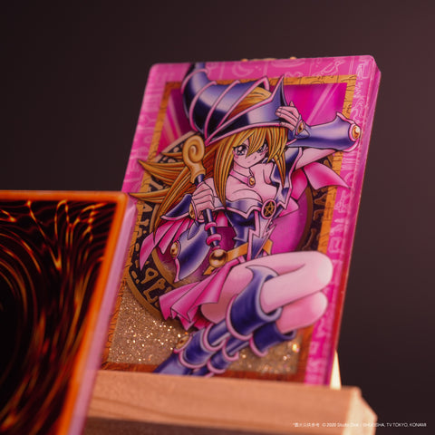 遊戲王黑魔導女孩紀念充電套裝，展示磁吸無線充電器、流沙壓克力立牌、限定LP值金卡