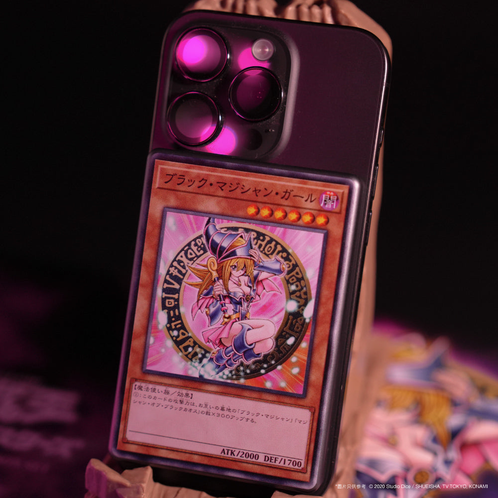 遊戲王黑魔導女孩紀念充電套裝，展示磁吸無線充電器、流沙壓克力立牌、限定LP值金卡