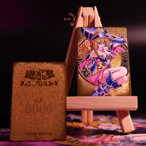 遊戲王黑魔導女孩紀念充電套裝，展示磁吸無線充電器、流沙壓克力立牌、限定LP值金卡