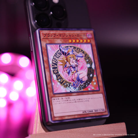 遊戲王黑魔導女孩紀念充電套裝，展示磁吸無線充電器、流沙壓克力立牌、限定LP值金卡