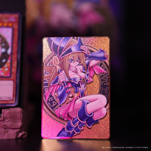 遊戲王黑魔導女孩紀念充電套裝，展示磁吸無線充電器、流沙壓克力立牌、限定LP值金卡
